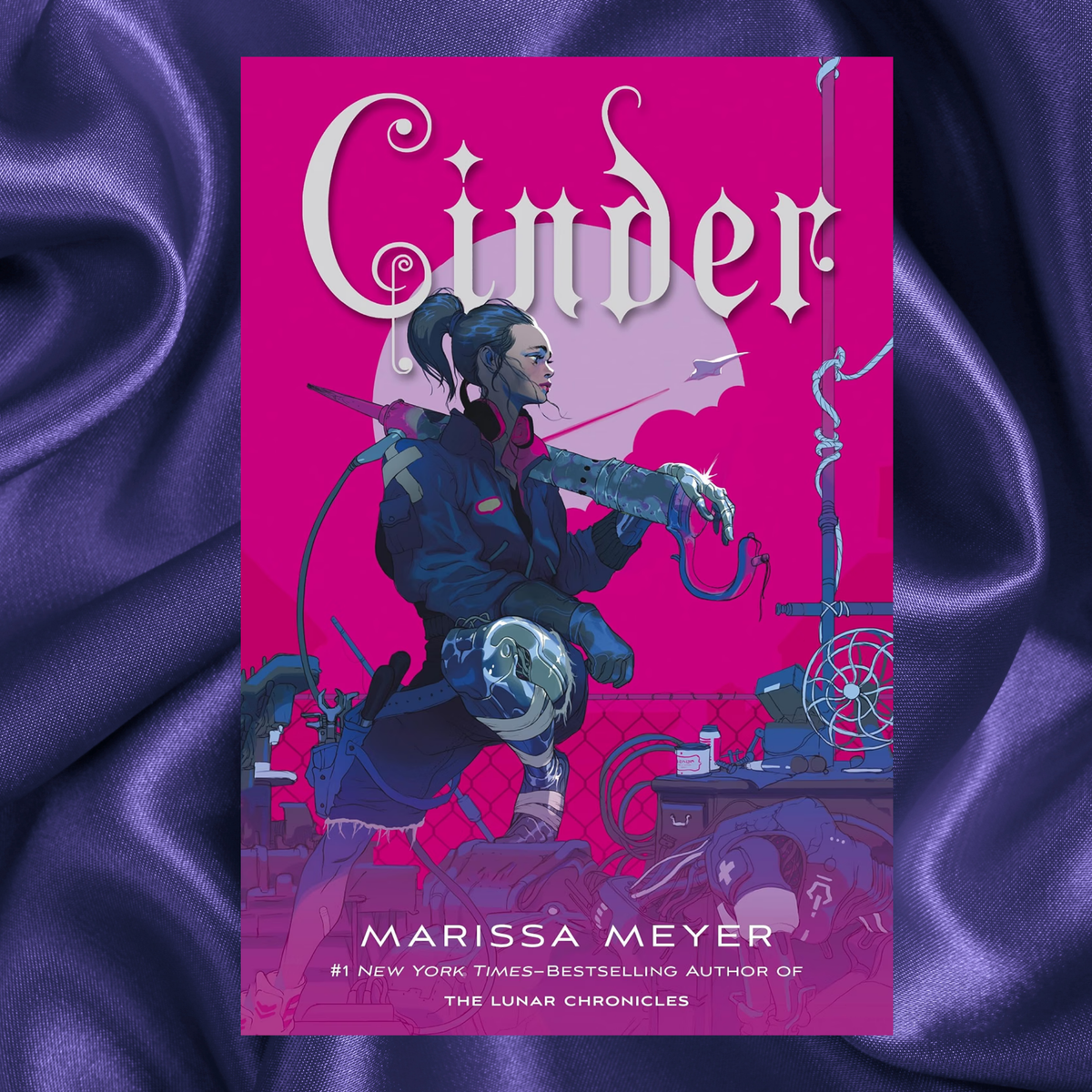 Cinder (The Lunar Chronicles 1) paperback by Marissa Meyer