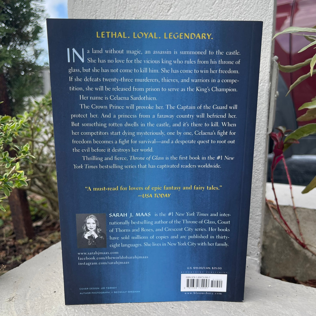 Throne of Glass Paperback by Sarah J. Maas (Adventure Fantasy)