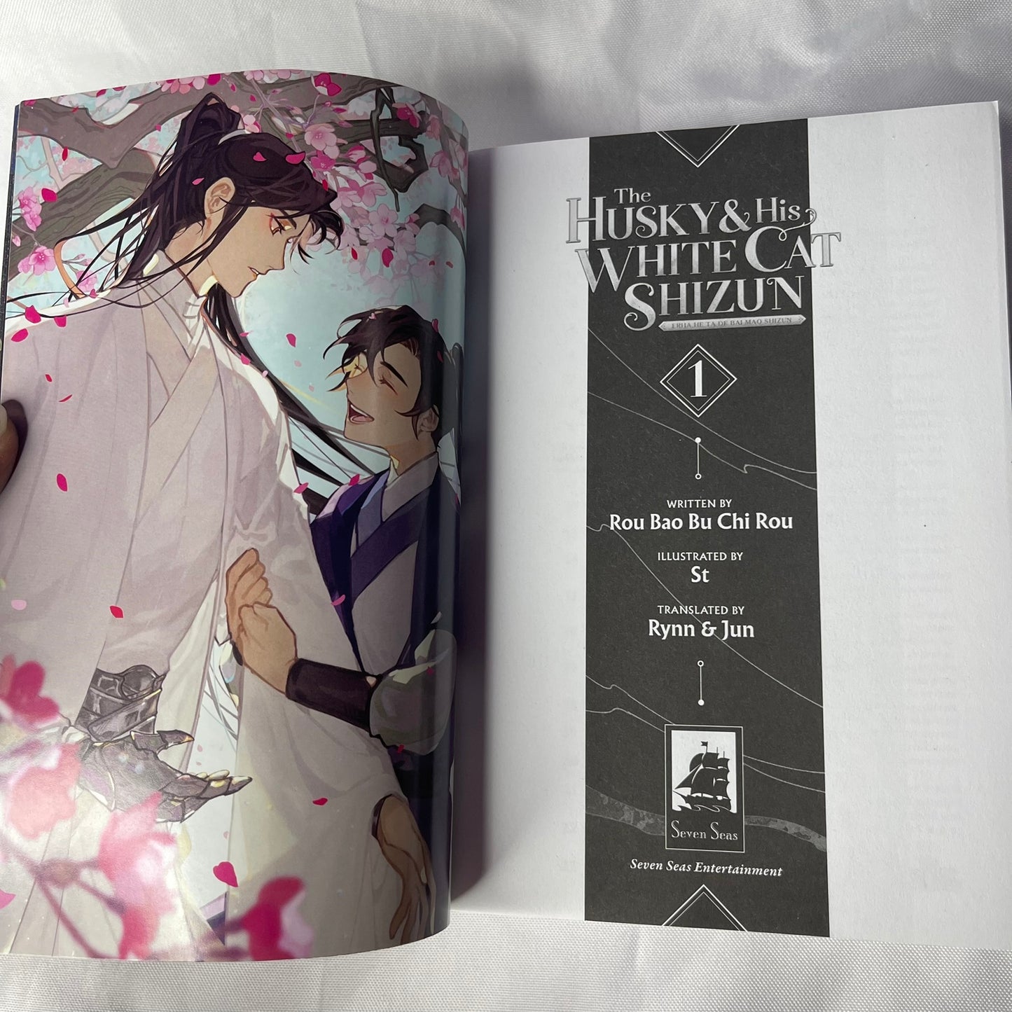 The Husky and His White Cat Shizun: Erha He Ta De Bai Mao Shizun Novel Vol 1 Paperback by Rou Bao Bu Chi Rou