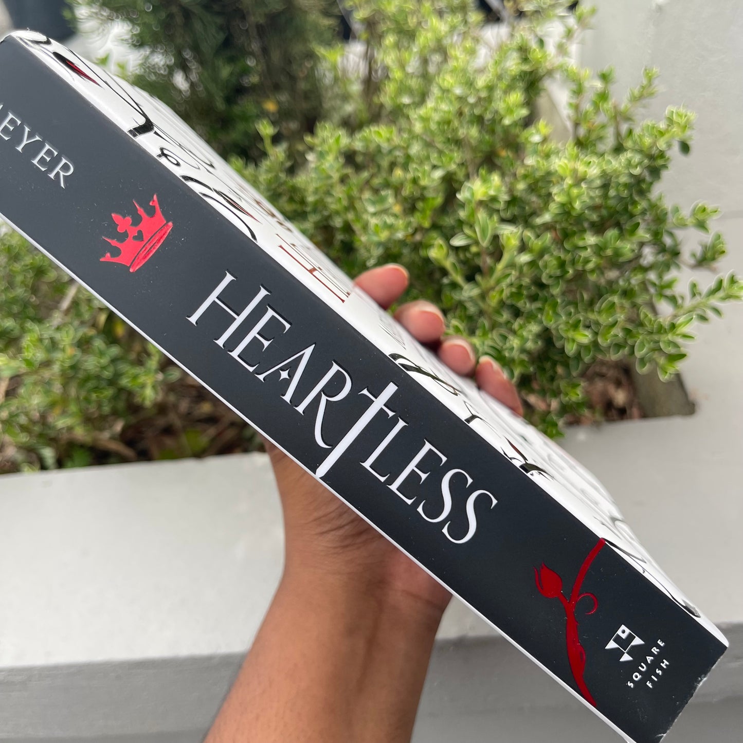 Heartless paperback by Marissa Meyer